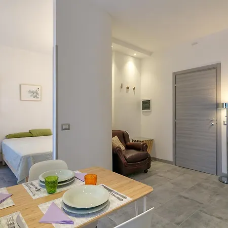 Joivy Modern With Balcony Near ميلان