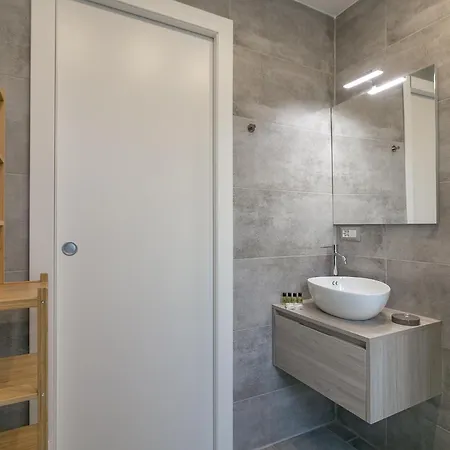 Joivy Modern With Balcony Near شقة *